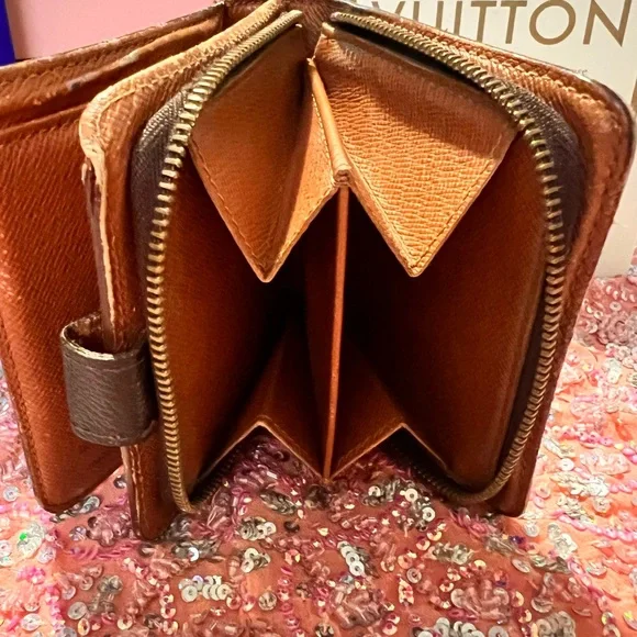 Louis Vuitton COA Compact Zippé wallet in the classic Monogram canvas EUC - Picture 9 of 9